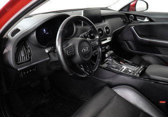 Подержанный автомобиль Kia Stinger 2019 года (9 фото)