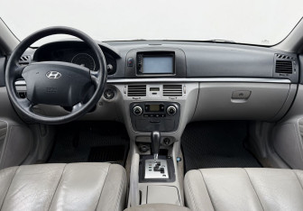 Подержанный автомобиль Hyundai Sonata 2005 года (12 фото)