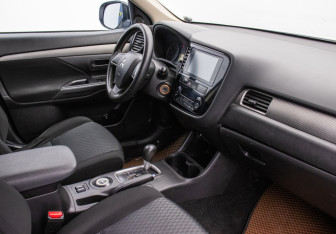 Подержанный автомобиль Mitsubishi Outlander 2012 года (10 фото)