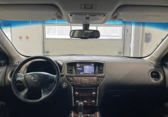 Подержанный автомобиль Nissan Pathfinder 2016 года (11 фото)