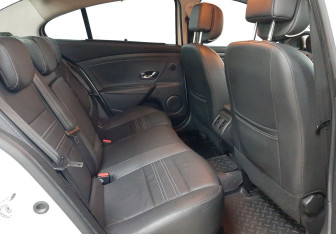 Подержанный автомобиль Renault Fluence 2013 года (11 фото)