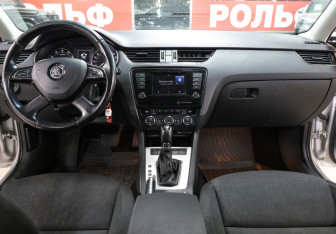 Подержанный автомобиль Skoda Octavia Liftback 2014 года (14 фото)