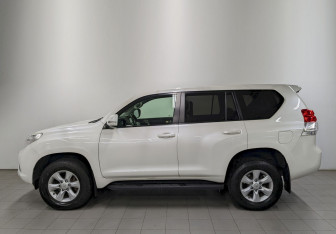 Подержанный автомобиль Toyota Land Cruiser Prado 2012 года (8 фото)