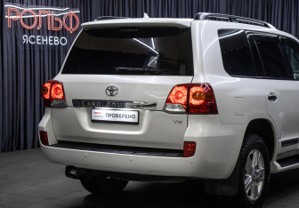 Подержанный автомобиль Toyota Land Cruiser Suv 2015 года (22 фото)
