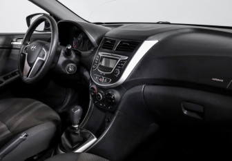 Подержанный автомобиль Hyundai Solaris Hatchback 2013 года (9 фото)