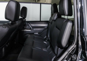 Подержанный автомобиль Mitsubishi Pajero 2018 года (11 фото)