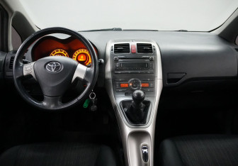 Подержанный автомобиль Toyota Auris Hatchback 2007 года (13 фото)
