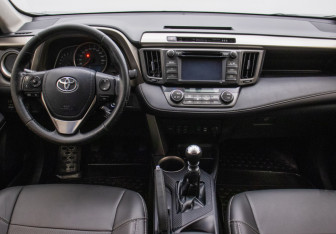 Подержанный автомобиль Toyota RAV4 2013 года (13 фото)