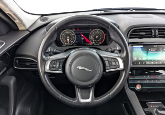 Подержанный автомобиль Jaguar F-Pace 2020 года (21 фото)