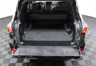 Подержанный автомобиль Lexus LX 2016 года (10 фото)