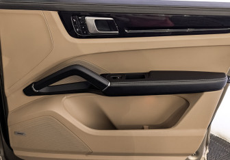 Подержанный автомобиль Porsche Cayenne 2018 года (24 фото)