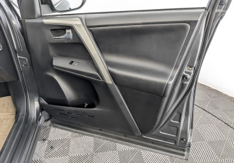 Подержанный автомобиль Toyota RAV4 2013 года (24 фото)
