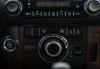 Подержанный автомобиль Toyota Land Cruiser Prado 2016 года (18 фото)