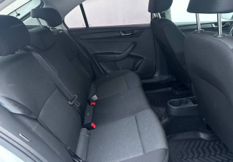 Подержанный автомобиль Skoda Rapid Liftback 2018 года (14 фото)