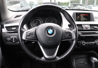 Подержанный автомобиль BMW X1 2015 года (18 фото)