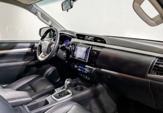 Подержанный автомобиль Toyota Hilux 2017 года (9 фото)