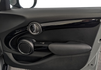 Подержанный автомобиль MINI Hatch 2020 года (25 фото)