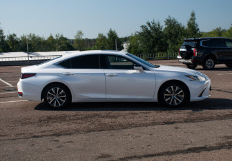 Подержанный автомобиль Lexus ES 2018 года (4 фото)