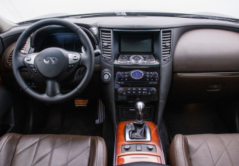 Подержанный автомобиль Infiniti QX70 2016 года (13 фото)