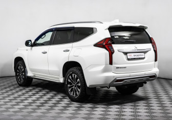 Подержанный автомобиль Mitsubishi Montero Sport 2022 года (7 фото)