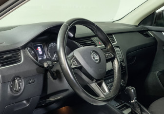 Подержанный автомобиль Skoda Octavia Liftback 2015 года (10 фото)