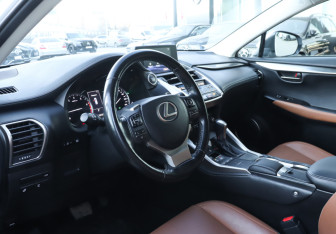 Подержанный автомобиль Lexus NX 2017 года (13 фото)