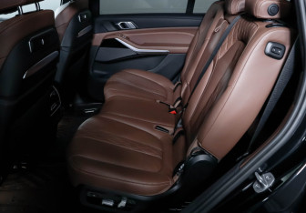 Подержанный автомобиль BMW X7 2023 года (10 фото)