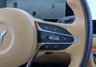 Подержанный автомобиль Voyah Dream 2023 года (30 фото)