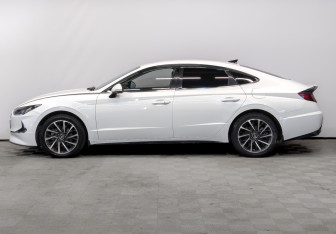 Подержанный автомобиль Hyundai Sonata 2022 года (8 фото)