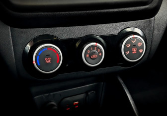 Подержанный автомобиль Kia Rio Hatchback 2017 года (25 фото)