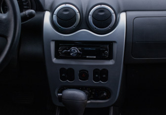 Подержанный автомобиль Renault Sandero 2012 года (14 фото)