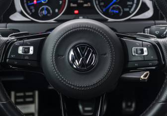 Подержанный автомобиль Volkswagen Golf R Wagon 2018 года (12 фото)