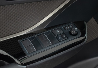 Подержанный автомобиль Toyota C-HR 2020 года (13 фото)