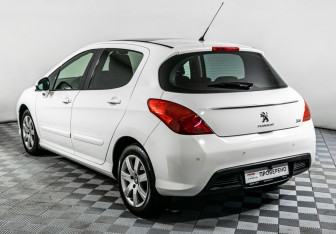 Подержанный автомобиль Peugeot 308 Hatchback 2012 года (7 фото)