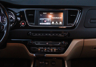 Подержанный автомобиль Kia Carnival 2020 года (13 фото)