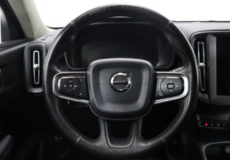 Подержанный автомобиль Volvo XC40 2019 года (13 фото)