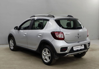 Подержанный автомобиль Renault Sandero 2016 года (7 фото)