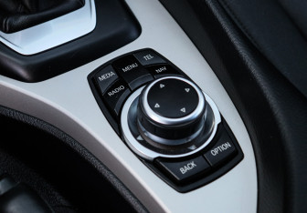 Подержанный автомобиль BMW X1 2014 года (15 фото)