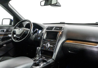 Подержанный автомобиль Ford Explorer 2017 года (5 фото)