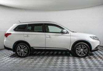 Подержанный автомобиль Mitsubishi Outlander 2015 года (4 фото)