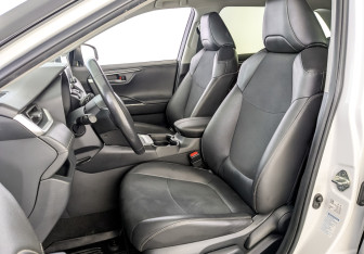 Подержанный автомобиль Toyota RAV4 2021 года (20 фото)