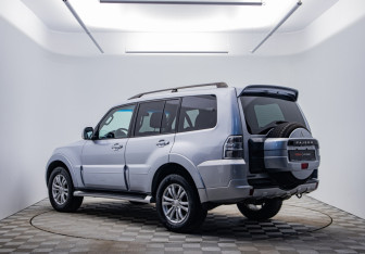 Подержанный автомобиль Mitsubishi Pajero 2011 года (3 фото)