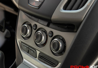 Подержанный автомобиль Ford Focus Sedan 2012 года (12 фото)