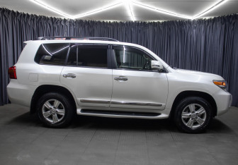 Подержанный автомобиль Toyota Land Cruiser Suv 2015 года (4 фото)