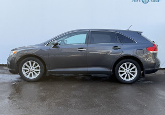 Подержанный автомобиль Toyota Venza 2010 года (8 фото)
