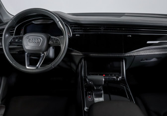 Подержанный автомобиль Audi Q8 2019 года (12 фото)