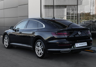 Подержанный автомобиль Volkswagen Arteon 2018 года (7 фото)