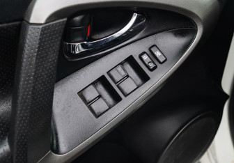 Подержанный автомобиль Toyota RAV4 2011 года (16 фото)