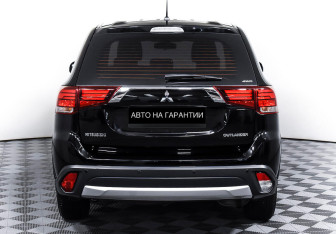 Подержанный автомобиль Mitsubishi Outlander 2016 года (6 фото)