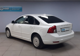 Подержанный автомобиль Volvo S40 2012 года (7 фото)